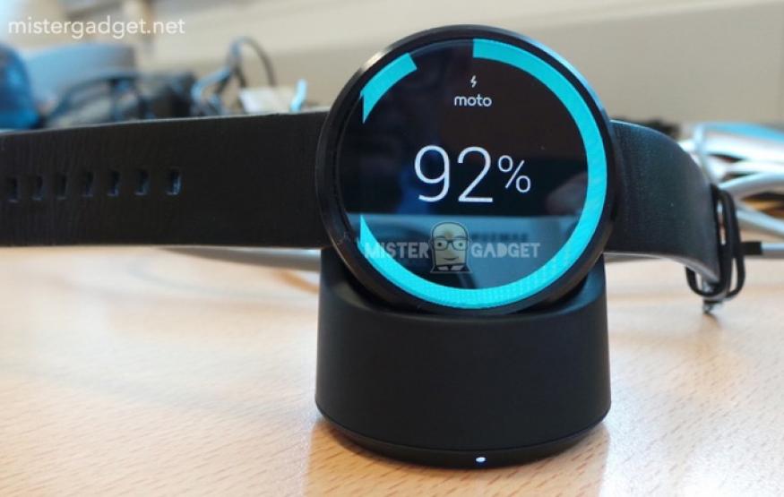 Moto360 has wireless charging, looks somewhat fashionable