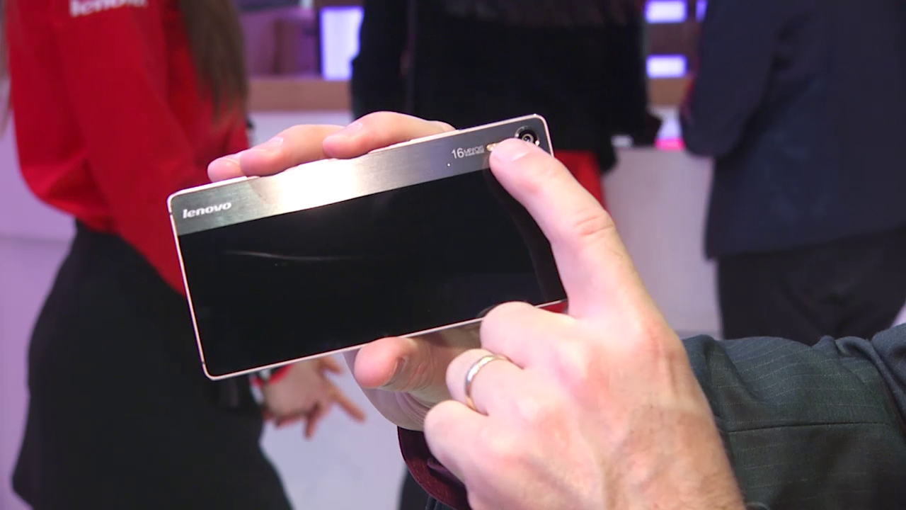 First Look: Lenovo Vibe Shot – A smartphone that looks like a camera