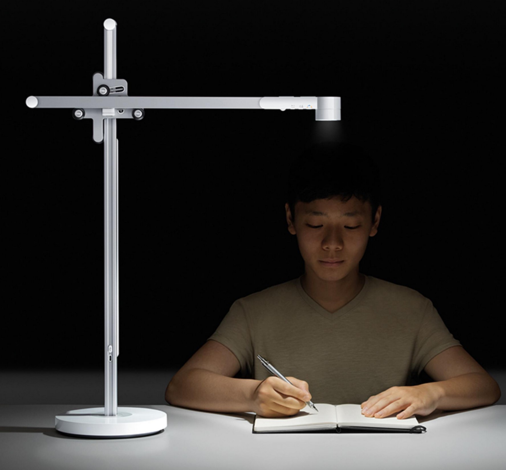 Dyson Lightcycle is a smart desk lamp (review)